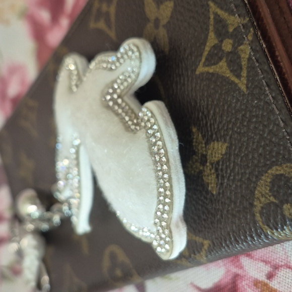 Elegant White Bunny Keychain Accessory - Picture 5 of 7